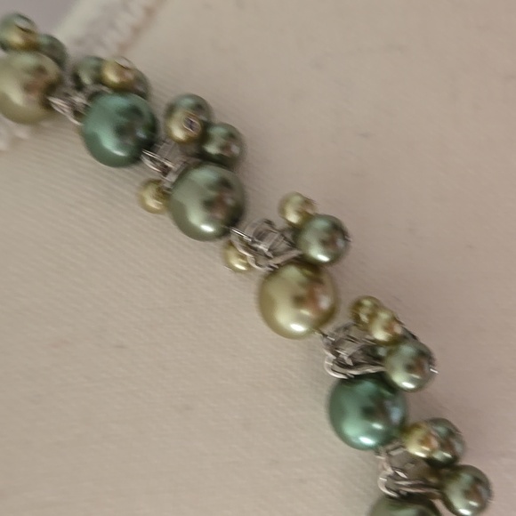 Chic Green Faux Pearl Cluster Statement Necklace - Picture 6 of 11